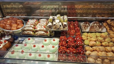 Wystawka w cukierni. Te zielone ciastka z kandyzowaną wisienką to cycuszki św. Agaty.