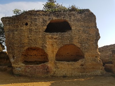 W murach obronnych oddzielająctych sferę sacrum od profanum w późniejszych czasach wykonano komory grobowe