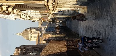 Widok na Katedrę z naszego ulubionego kiosku z kawą