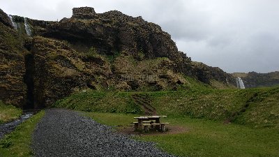 Wchodząc w szczelinę (na zdjęciu po lewej stronie) odkryliśmy to ....