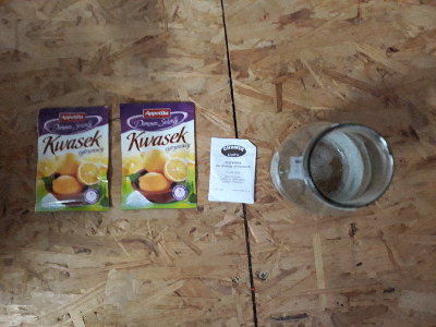 Pożywka, kwasek i drożdże.