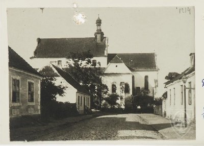 Widok na Klasztor od ulicy Narutowicza (dawniej Mniska / Mnisza / Klasztorna) przed pożarem w 1922. Zdjęcie zrobiono przed 1908 - zanim powstał Dom Ludowy przy obecnej Narutowicza (późniejsze kino HEL).